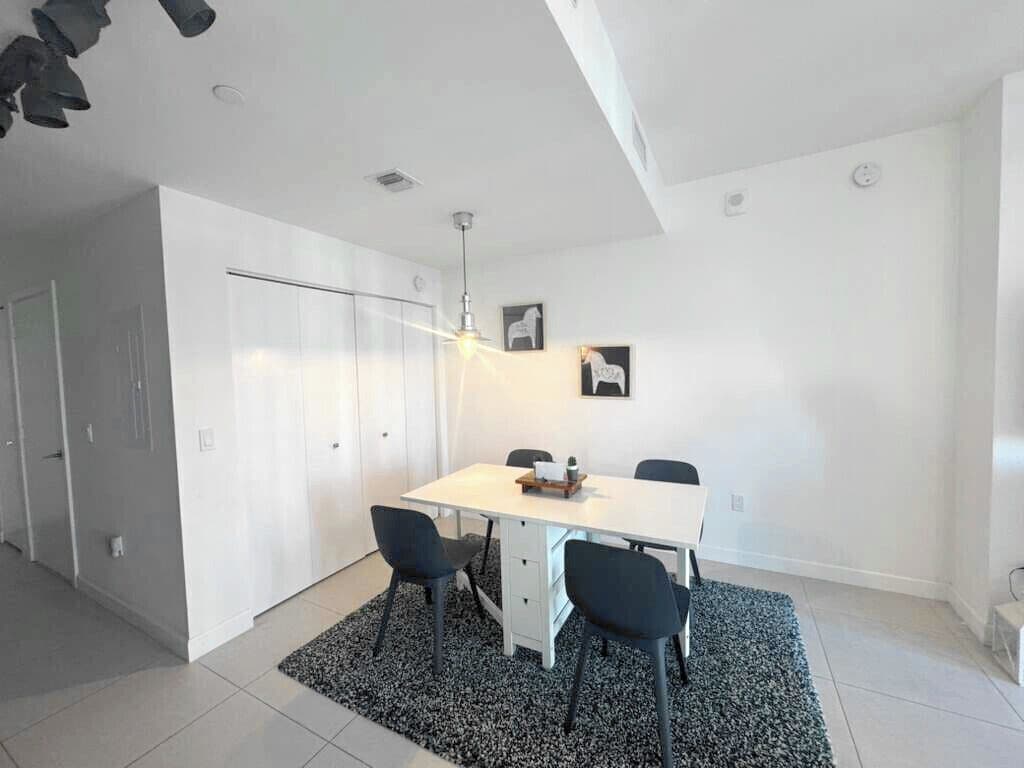 Klassieke studio | Woonruimte | Een 50-inch plasmatelevisie met kabelzenders