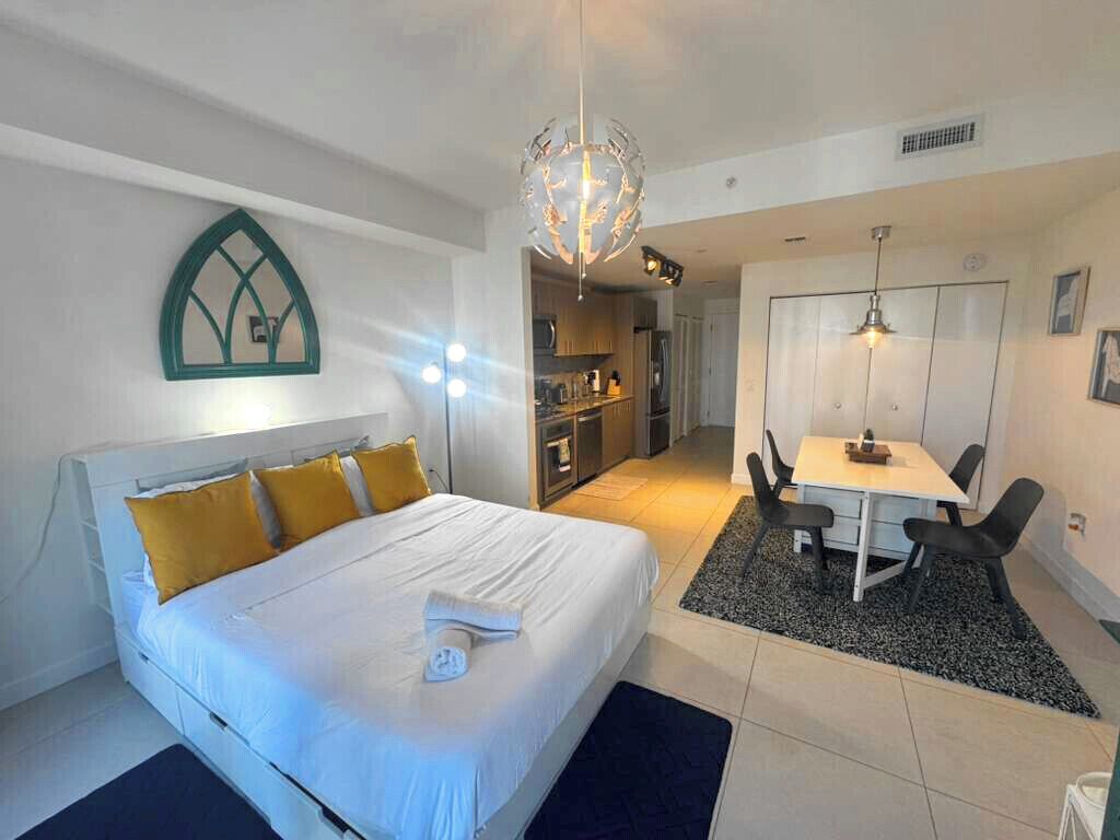 Estudio clásico | Tabla de planchar con plancha, wifi gratis, decoración individual