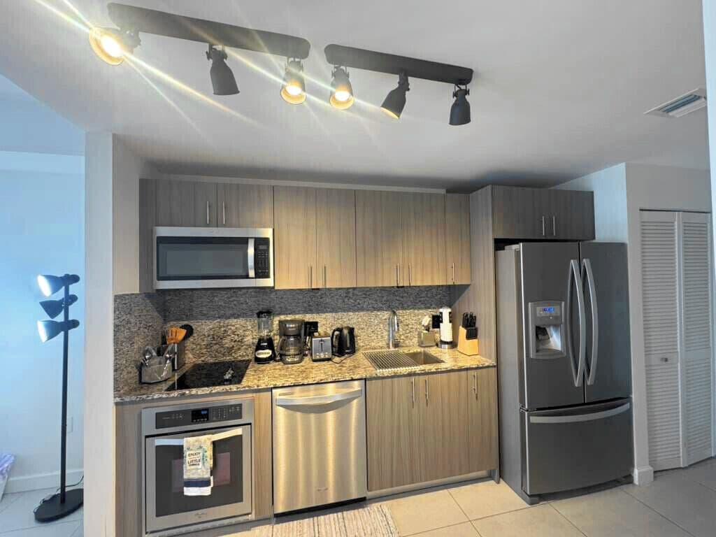 Refrigerador, microondas, cafetera/tetera, tostadora