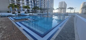 Außenpool, Sonnenschirme, Liegestühle