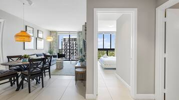 Comfort Condo, 1 Bedroom, Balcony, City View | In-room dining