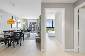 Condo conforto, 1 quarto, sacada, vista para a cidade | Opções para refeição no quarto