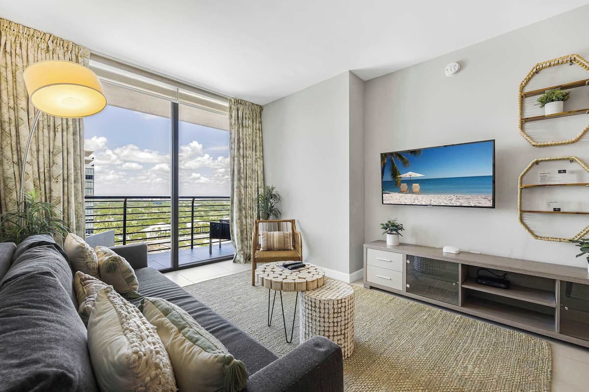 Condo conforto, 1 quarto, sacada, vista para a cidade | Área de estar | TV de plasma 50 polegadas com canais a cabo