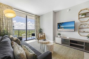 Apartamento Confort, 1 habitación, balcón, vistas a la ciudad | Zona de estar | Televisión de plasma de 50 pulgadas con canales por cable