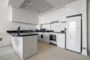 Fridge, microwave, stovetop, dishwasher - Exquisite 1-Bedroom With City Views! (Dubai)
