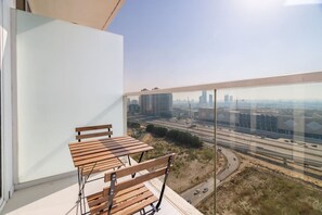 Outdoor dining - Exquisite 1-Bedroom With City Views! (Dubai)