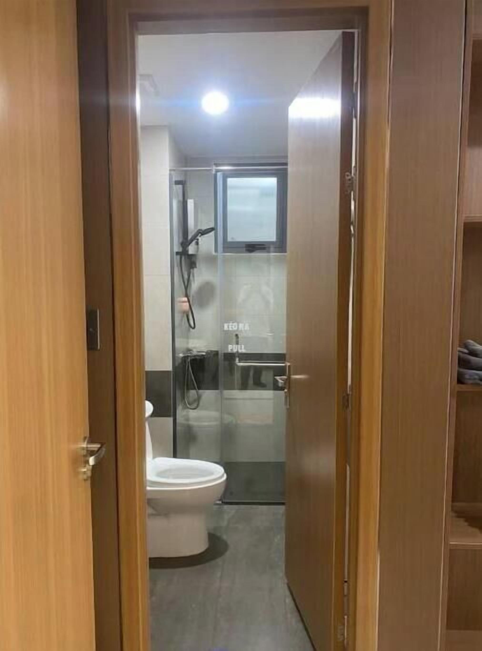 Haartrockner, Handtücher, Seife, Toilettenpapier