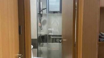 Haartrockner, Handtücher, Seife, Toilettenpapier