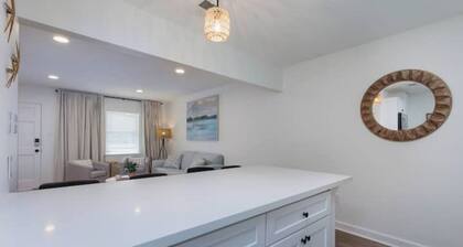 The Nest in OS-Steps to Downtown, Minutes to the Beach + Golf Cart Available