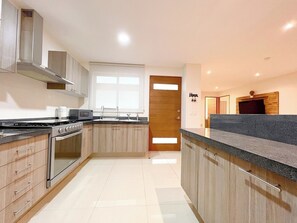 Kylskåp, mikrovågsugn, ugn och spishäll