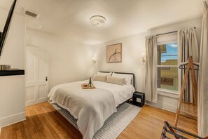 2 chambres, fer et planche à repasser, lit de bébé portatif