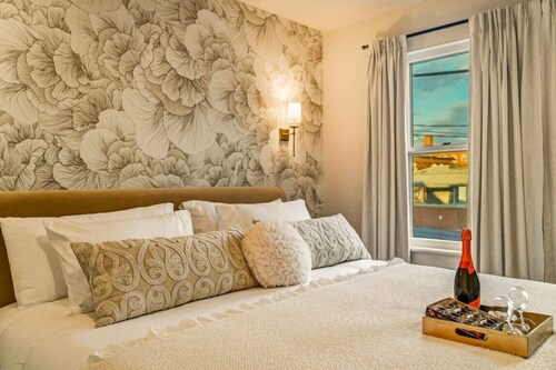 Chic Retreat Downtown Stroudsburg | 3BR+Sleeps 10