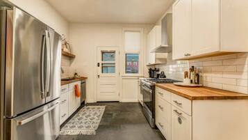 Jääkaappi, liesi, astianpesukone, kahvin-/teenkeitin