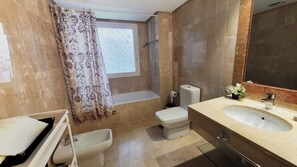 Hair dryer, bidet, towels, soap - Apartment in El Presidente Beach side New Golden Mile (Atalaya Isdabe)