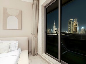 2 bedrooms, desk, iron/ironing board, WiFi