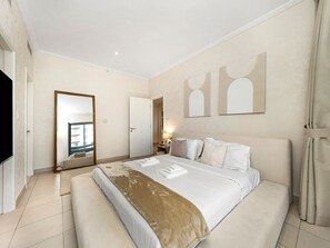 2 bedrooms, desk, iron/ironing board, WiFi