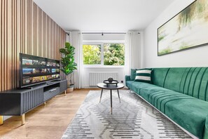 TV, fireplace - MODERN 2BR Flat, FREE parking, close to the airport, station & centre (Luton)