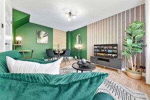 TV, fireplace - Stylish 2BR (Sleeps 6) Fast City/Airport Access (Luton)