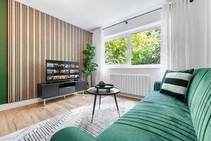 TV, fireplace - MODERN 2BR Flat, FREE parking, close to the airport, station & centre (Luton)