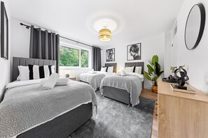 2 عدّة غرف نوم وواي فاي مجانًا وملاءات أسرّة