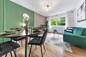 Dining - MODERN 2BR Flat, FREE parking, close to the airport, station & centre (Luton)