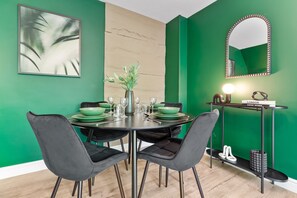 Dining - Stylish 2BR (Sleeps 6) Fast City/Airport Access (Luton)