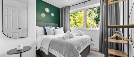 2 slaapkamers, een strijkplank/strijkijzer, reisbedje, gratis wifi