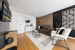TV - Modern 2BR Apartment in North London | Sleeps 5 | Wifi & Parking (Greater London)