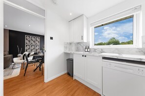 Fridge, microwave, oven, stovetop - Modern 2BR Apartment in North London | Sleeps 5 | Wifi & Parking (Greater London)