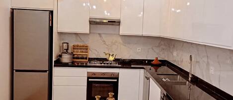 Kjøleskap, ovn, oppvaskmaskin og kaffetrakter/tekoker