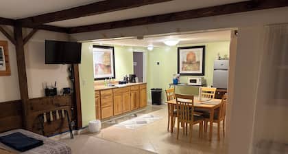 Cozy 2-Bed Suite / Studio with WiFi and AC in welcoming Lakes Region Bridgton