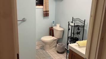 Secador de pelo, toallas, jabón, papel higiénico