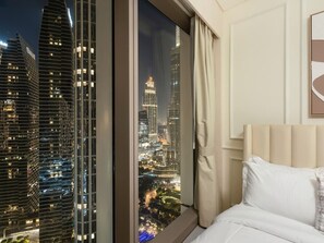 2 bedrooms, desk, WiFi, bed sheets