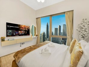 2 bedrooms, desk, WiFi, bed sheets