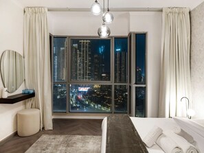 5 bedrooms, desk, iron/ironing board, WiFi