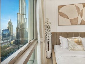 3 bedrooms, desk, WiFi - Skyline Aria 2BR | Burj & Fountain Views I PS5 (Dubai)