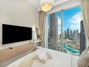 5 bedrooms, desk, iron/ironing board, WiFi - Skyline Majestic 4BR | Burj & Fountain Views | PS5 (Dubai)
