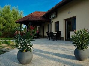 Outdoor dining - Zevnik Quiet Retreat with Stunning Views and Equestrian Activities - One Bedroom Apartment (Brežice)
