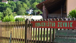 Ein Holzzaun mit einem Schild, auf dem 'KONJENHSHTVO ZEVNIK' steht.