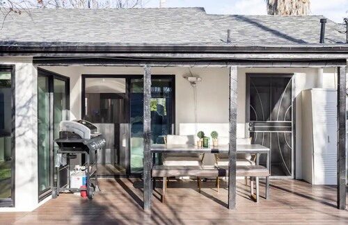 Private suite, remodeled, private entrance minutes to all beaches.