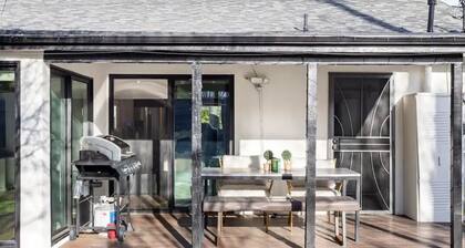 Private suite, remodeled, private entrance minutes to all beaches.