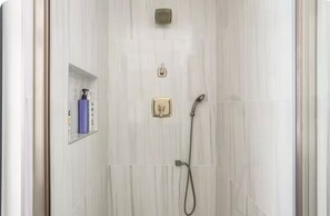 Dusche, Haartrockner, Handtücher, Seife