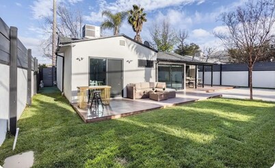 Private suite, remodeled, private entrance minutes to all beaches.