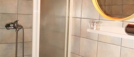 Douche, serviettes fournies