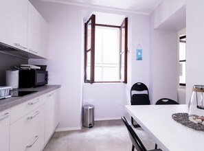 Kühlschrank, Mikrowelle, Herdplatte, Wasserkocher mit Kaffee-/Teezubehör