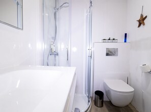 Douche, séchoir à cheveux, serviettes fournies, papier de toilette