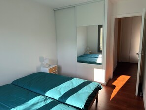 3 soverom, skrivebord, strykejern/-brett og reiseseng for barn