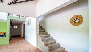 Una escalera con barandilla y un adorno fijado a la pared.
