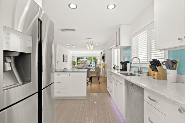 Kjøleskap, mikrobølgeovn, ovn og kokeplater