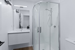 Sèche-cheveux, serviettes fournies